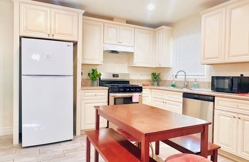 Eastside House | Charming 3-bedroom house for the holidays in Riverside!