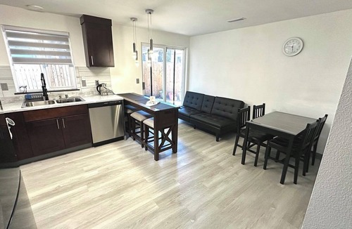 Orchards House | Charming 3- bedroom house with WiFi and AC in delightful Vancouver