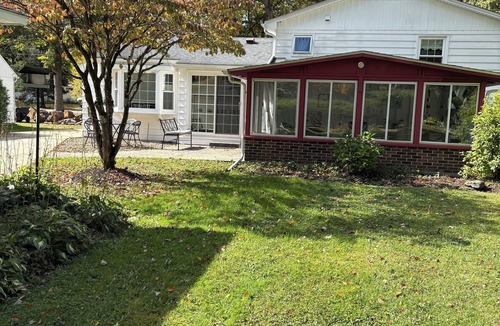 Warren South House | Charming 3-bedroom home on family-friendly quiet street in Warren