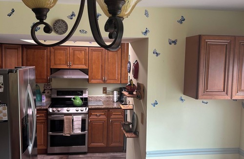 Edgewater House | Charming 3-bedroom house with AC, WiFi in tranquil Edgewater on the bay .