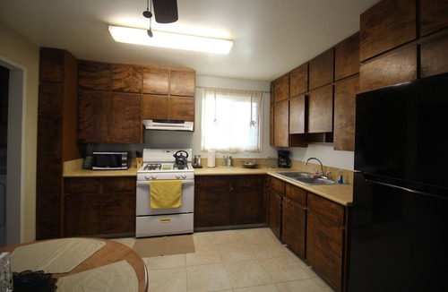 Lancaster House | Charming 3-bedroom house with WiFi, AC Near Downtown Lancaster