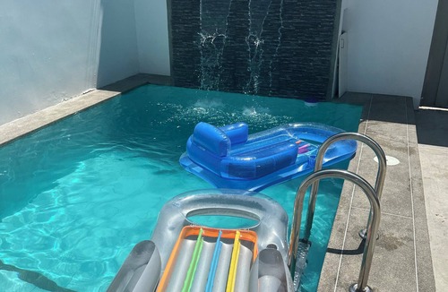 La Libertad House | Charming 3-bedroom house in lovely Salinas with AC, WiFi and pool.