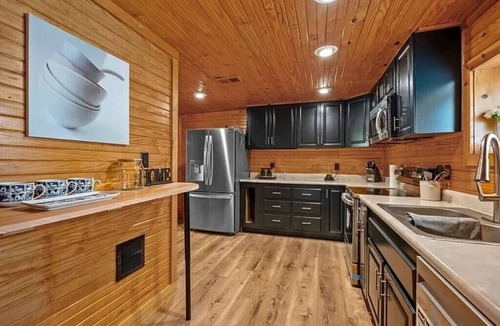Campton House | Charming 3-bedroom house with cozy cabin-inspired interior