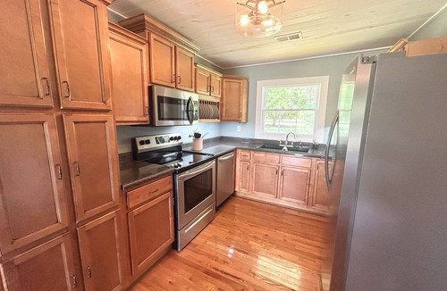 Big Spring House | Charming 3-bedroom house with WiFi and AC in Cecilia