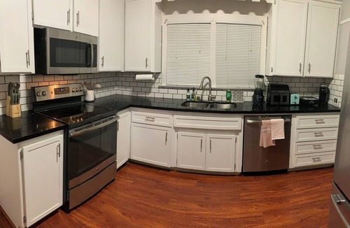 Modesto House | Charming 3-bedroom house with WiFi and AC in lovely Modesto