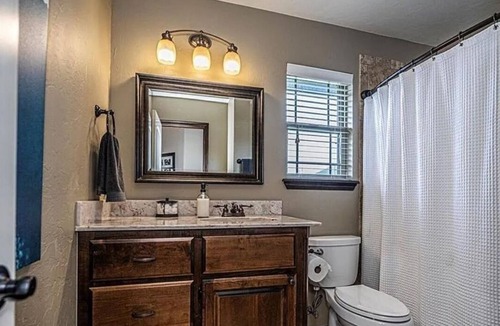 Moore House | Charming 3-bedroom house near Norman!