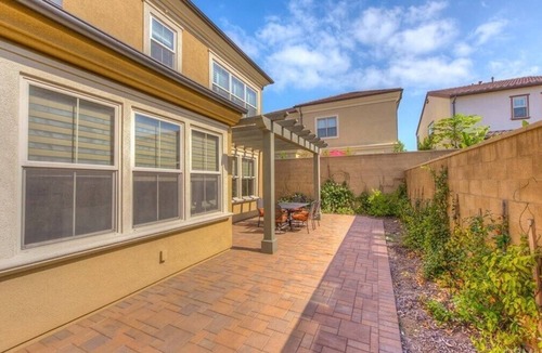 Stonegate House | Charming 3-bedroom house with WiFi, lounge and fitness area in back yard.