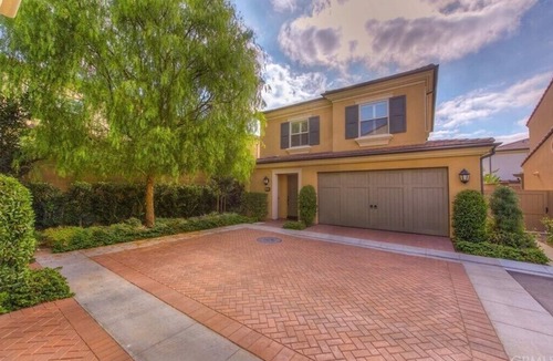 Stonegate House | Charming 3-bedroom house with WiFi, lounge and fitness area in back yard.