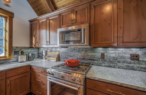 Big Sky Cabin | Charming 3-bedroom log cabin with Hot Tub and fitness room in delightful Big Sky