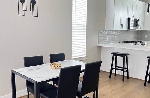 North Houston House | Charming 3-bedroom modern townhome with WiFi within 5 miles of Downtown Houston