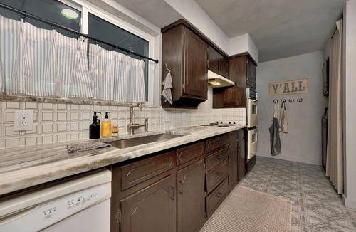 Roanoke House | Charming 3-bedroom Modern Rustic Retreat on 1 acre