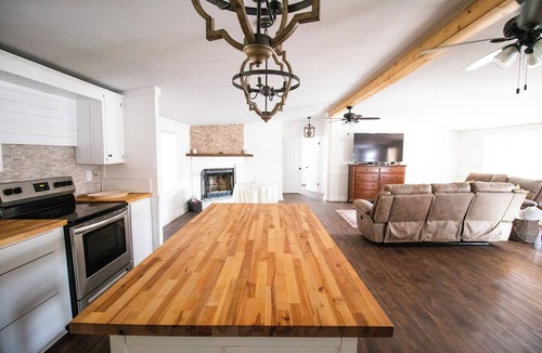 Thomaston House | Charming 3-bedroom on the Flint River with Island