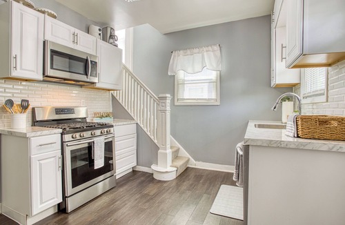 Southside House | Charming 3-Bedroom Retreat, Off Street Parking, and WiFI
