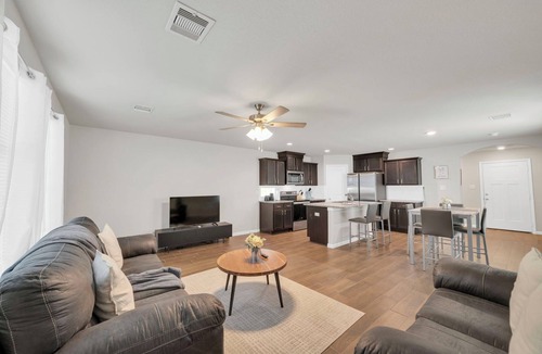 Southeast Houston House | Charming 3-bedroom single family house, family friendly in brilliant Hobby area.