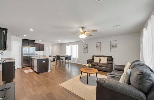Southeast Houston House | Charming 3-bedroom single family house, family friendly in brilliant Hobby area.