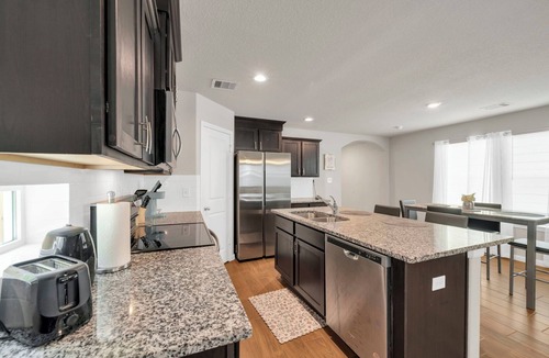 Southeast Houston House | Charming 3-bedroom single family house, family friendly in brilliant Hobby area.