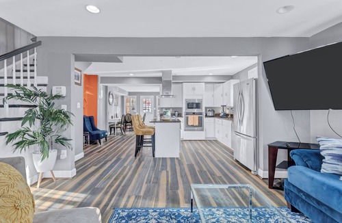 Northeast House | Charming 3-bedroom townhome w/free parking in Washington/Oasis outdoor fam-fri