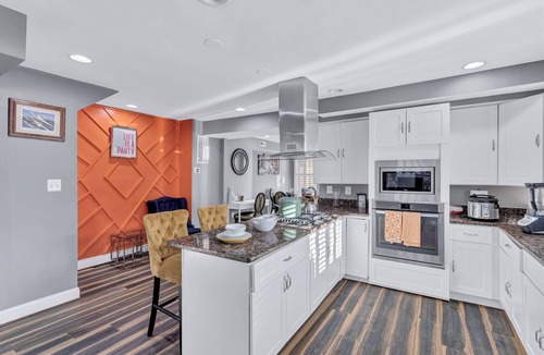 Northeast House | Charming 3-bedroom townhome w/free parking in Washington/Oasis outdoor fam-fri