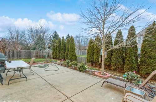 Bolingbrook House | Charming 3-bedroom house in Bolingbrook with AC, WiFi , chef kitchen for brunch