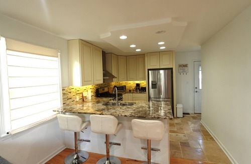 Des Plaines House | Charming 3-bedroom house with AC and WiFi in serene Des Plaines near O’Hare