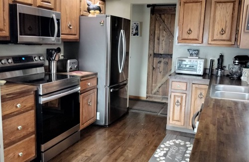 Great Falls House | Charming 3-bedroom upper level of home in Great Falls with WiFi and AC
