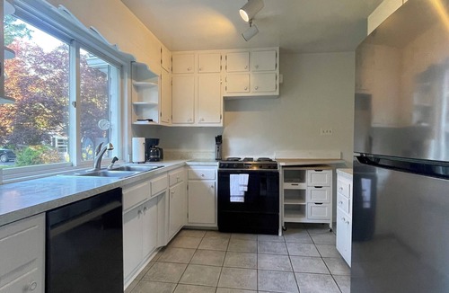 Great Falls House | Charming 3-bedroom house in wonderful Great Falls with WiFi, AC