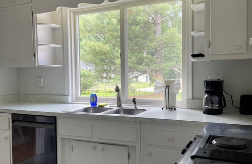 Great Falls House | Charming 3-bedroom house in wonderful Great Falls with WiFi, AC