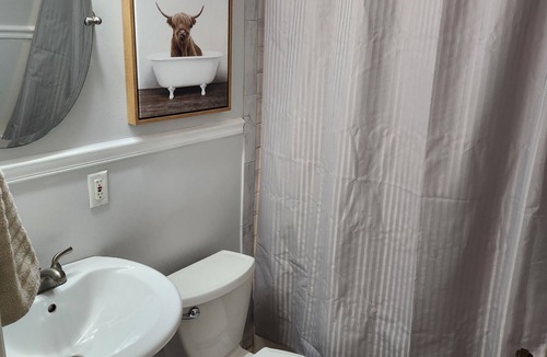 Indianapolis House | Charming 3-bedroom house with WiFi, AC in enjoyable Indianapolis