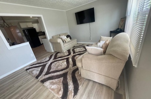 Speedway House | Charming 3-bedroom bungalow in pleasant Indianapolis with WiFi, AC,
