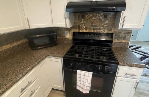 Speedway House | Charming 3-bedroom bungalow in pleasant Indianapolis with WiFi, AC,