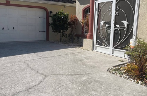 Joel House | Charming 3-bedroom house in marvelous Lehigh Acres with Heated Pool and Jacuzzi