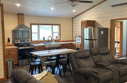 Lindseyville Cabin | Charming 3-bedroom cabin with Hot tub, Wi-fi Near Nolin Lake and Mammoth Cave