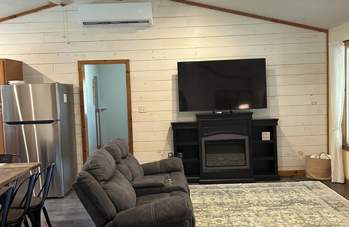 Lindseyville Cabin | Charming 3-bedroom cabin with Hot tub, Wi-fi Near Nolin Lake and Mammoth Cave