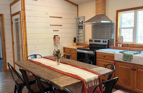 Lindseyville Cabin | Charming 3-bedroom cabin with Hot tub, Wi-fi Near Nolin Lake and Mammoth Cave