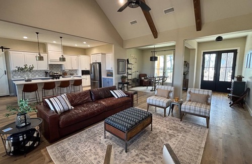 Weston House | Charming 3-bedroom farmhouse in serene Pilot Point with AC