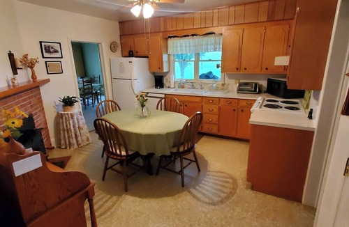 Piney Creek House | Charming 3 bedroom Farmhouse in beautiful Piney Creek