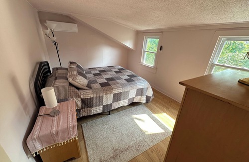 Rock Stream House | Charming 3-bedroom farmhouse in Rock Stream including vineyard and winery tour.
