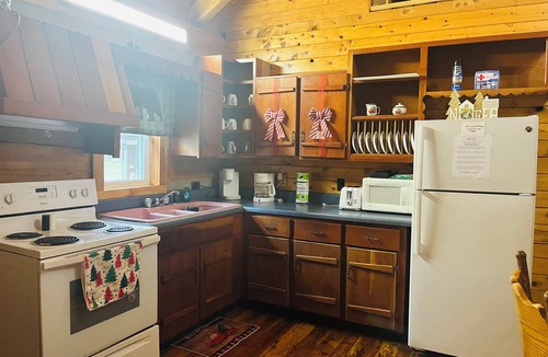 Seneca Rocks Cabin | Charming 3-bedroom 5 bed hottub cabin WiFi in scenic Seneca Rocks West Virginia