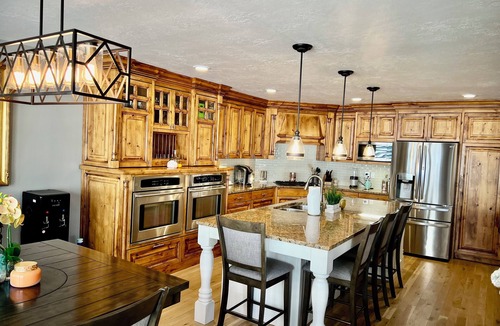 South Ogden House | Charming 3-bedroom house! 15 mins to Ski resorts or trails for hiking.