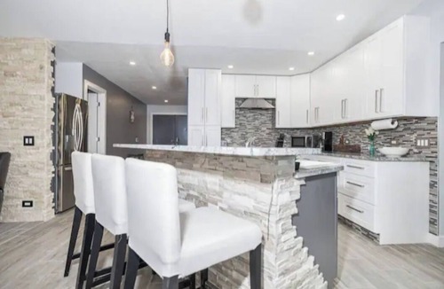 Berkeley Manor House | Charming 3-bedroom house with heated pool, AC and WiFi in beautiful Spring Hill
