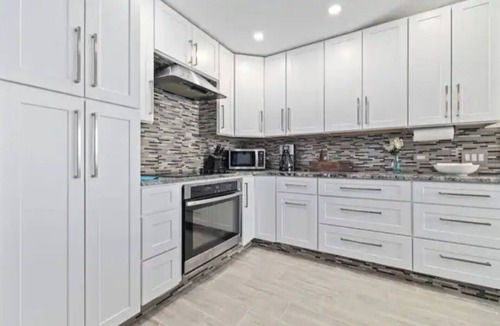 Berkeley Manor House | Charming 3-bedroom house with heated pool, AC and WiFi in beautiful Spring Hill