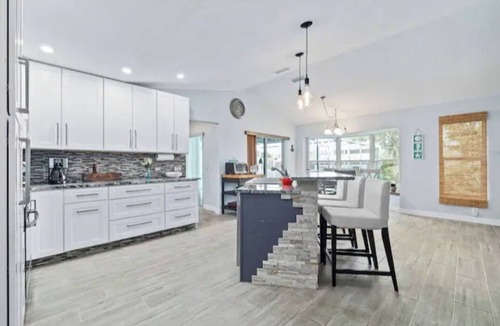 Berkeley Manor House | Charming 3-bedroom house with heated pool, AC and WiFi in beautiful Spring Hill