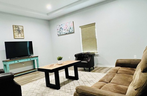 Valley View House | Charming 3-bedroom farmhouse with WiFi, AC in scenic Valley View