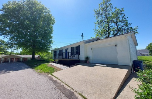 Williamstown House | Charming 3-bedroom home, WiFi, AC, shop and walk Williamstown, 2 miles to Ark.