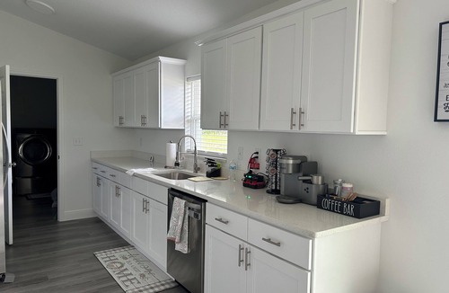 Fellowship House | Charming 3-bedroom with WiFi, AC, big backyard, 8 minutes away from WEC & HIT.