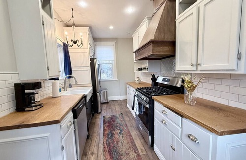 Crafton House | Charming 3 BR 2 bath home 10 minutes to downtown