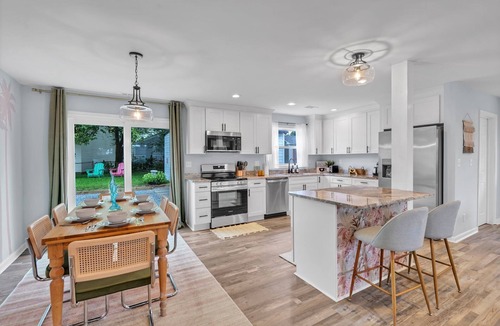 Cottage Line House | Charming 3bd - Near beaches - Foosball & Backyard