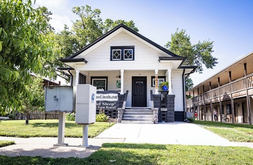 Lincoln Apartment | Charming 3bd w/front porch, back patio in fenced yard, walkable neighborhood