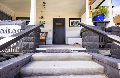 Lincoln Apartment | Charming 3bd w/front porch, back patio in fenced yard, walkable neighborhood