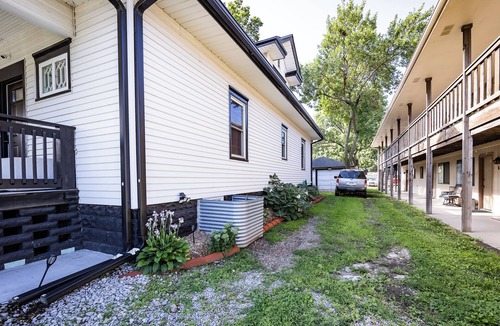 Lincoln Apartment | Charming 3bd w/front porch, back patio in fenced yard, walkable neighborhood